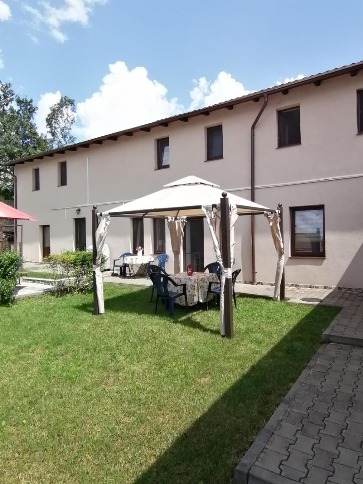 ホテル Casa Bunicii Sasca Montană エクステリア 写真